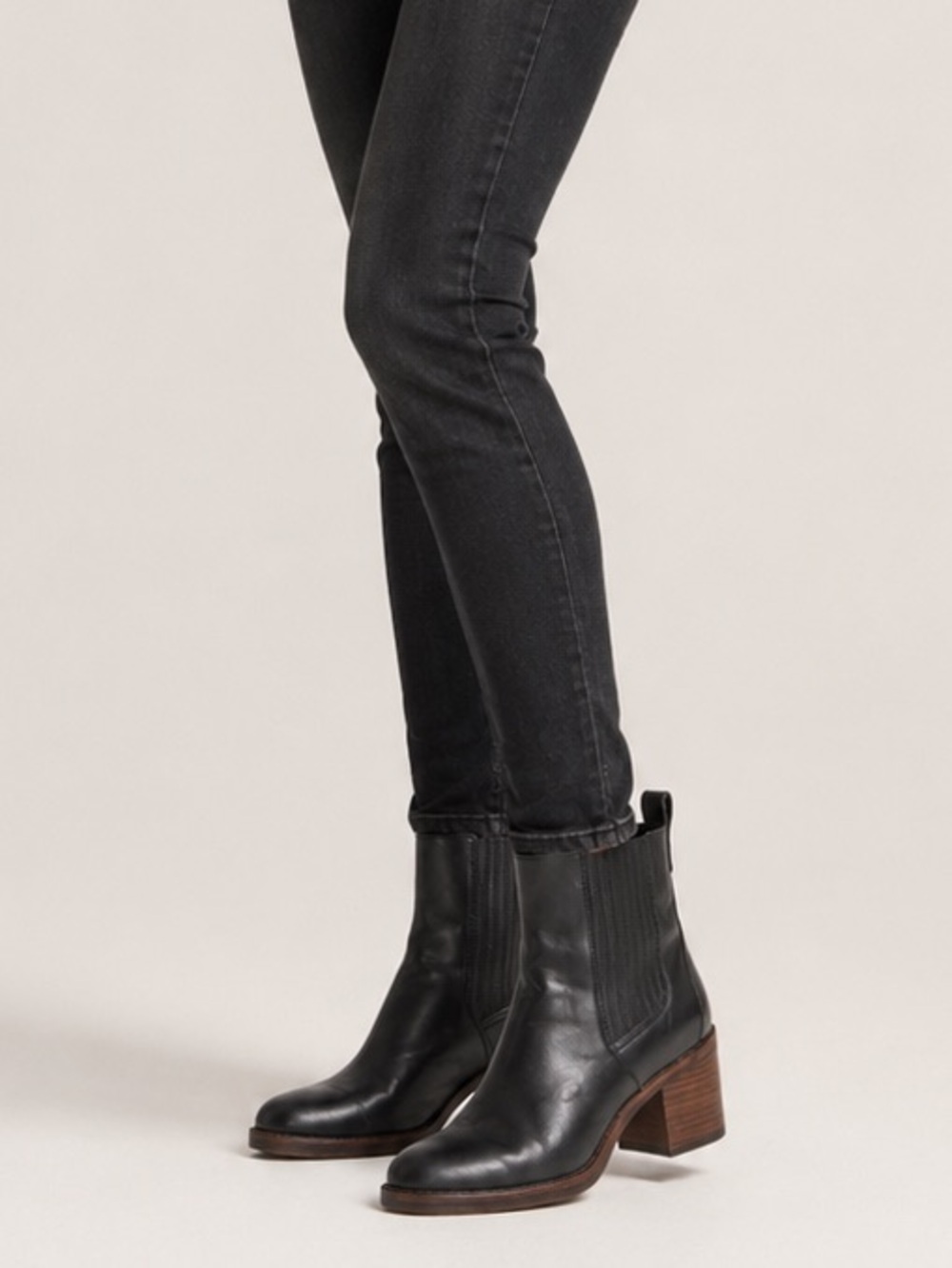 UGG Camden Black Leather Chelsea Boots Size 8